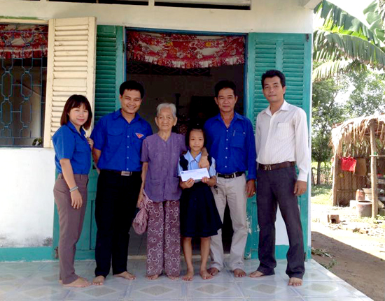 Đoàn Thanh niên NT2 tặng quà cho học sinh nghèo địa phương