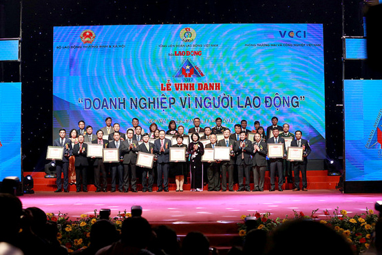 NT2 được tôn vinh trong lễ trao giải “Doanh nghiệp vì người lao động” năm 2017.