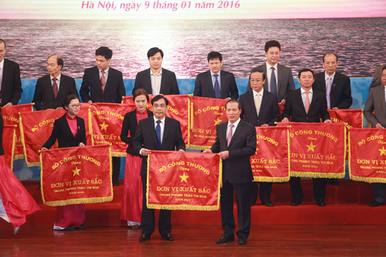 Ông Uông Ngọc Hải – CT.HĐQT đại diện NT2 nhận Cờ Thi đua của Bộ công Thương Uông Ngọc Hải, Cờ thi đua BCT, NT2