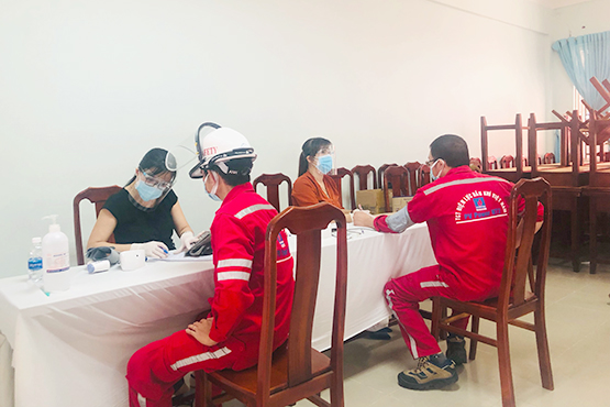 Người lao động NT2 được khám sàng lọc trước khi tiêm vắc xin Covid-19 nt2.tvx,h1