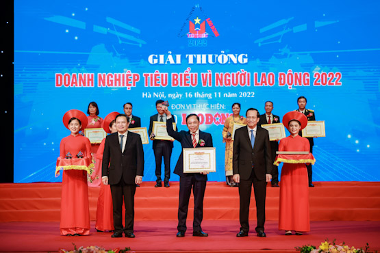Ông Ngô Đức Nhân – Giám đốc NT2 nhận giải thưởng nt2,dnvnld,h1