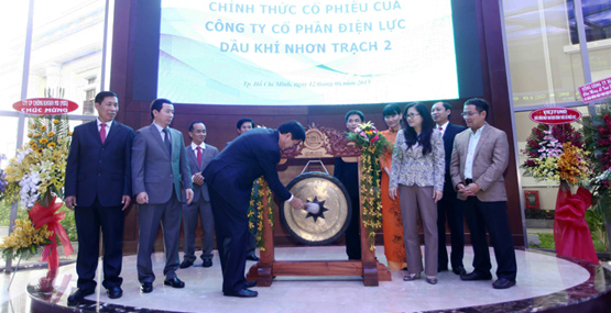 TGĐ Hoàng Xuân Quốc đánh cồng trong lễ trao QD niêm yết tại sàn HOSE