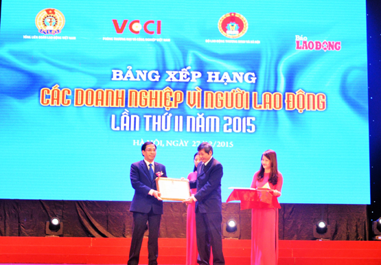 Ông Uông Ngọc Hải – CTHĐQT đại diện NT2 lên nhận giải thưởng Giải thưởng DN vì NLD của NT2